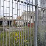 Il cancello introduce a quello che era il cortile della struttura